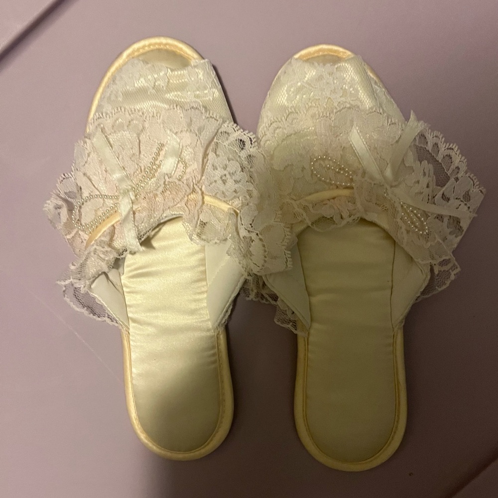 Elegant Lace Women's silk and lace vintage slippers like new